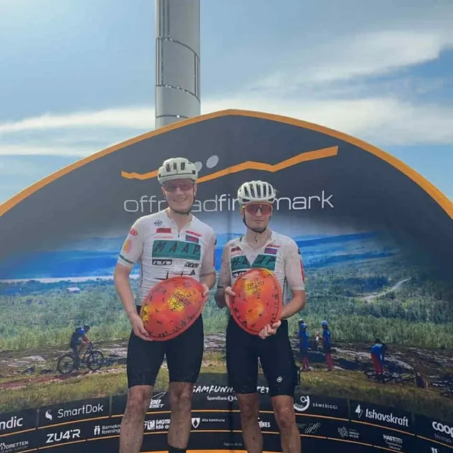 2 syklister som står på podiet etter endt løp