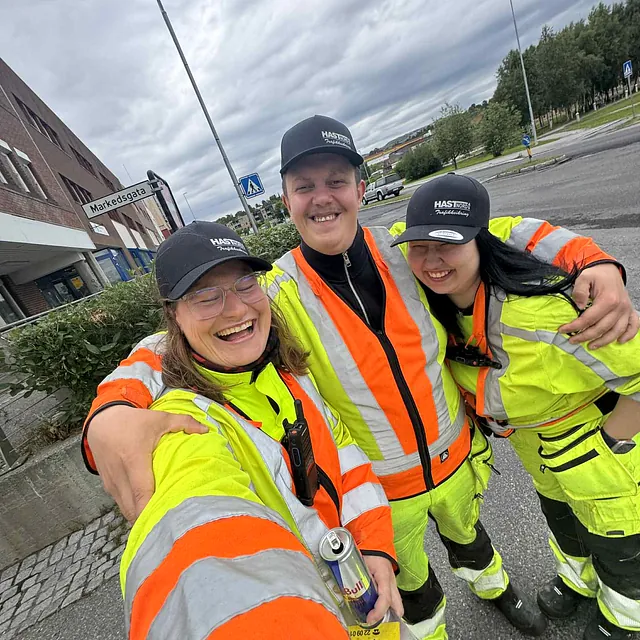 3 veitrafikk arbeidere selfie