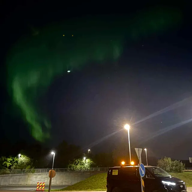 Asfalt arbeid med nordlys i bakgrunnen